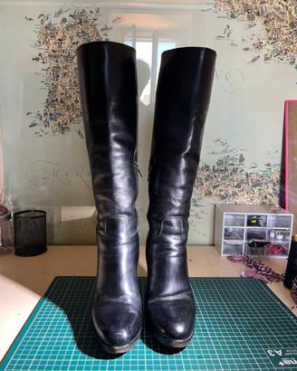 Stivali Prada pelle nera al ginocchio tacco largo