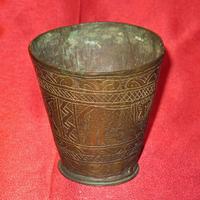 Antico bicchiere indiano in ottone con decoro