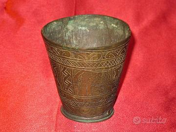 Antico bicchiere indiano in ottone con decoro