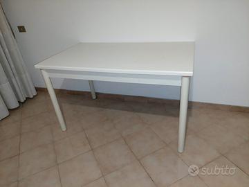 Tavolo bianco scrivania