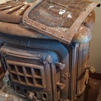 Stufa antica in ghisa