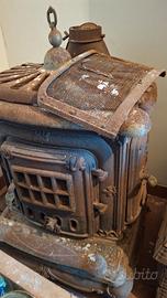 Stufa antica in ghisa