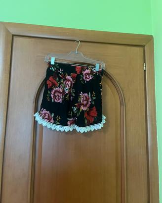 Pantaloncini con fiori