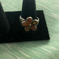 Anello in argento e Ambra colorata forma di fiore