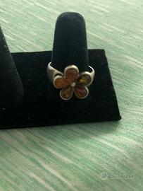 Anello in argento e Ambra colorata forma di fiore