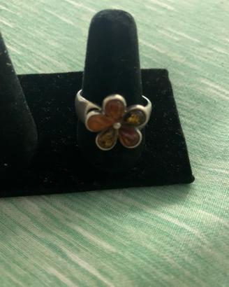 Anello in argento e Ambra colorata forma di fiore