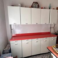 Mobile anni 60 bianco con piano in formica.