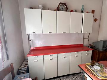 CREDENZA anni 60 bianco con piano in formica.