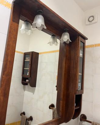 Specchio e mobiletto, bagno