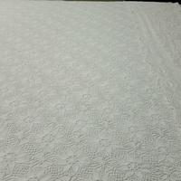Copriletto in pizzo macramè realizzato a uncinetto