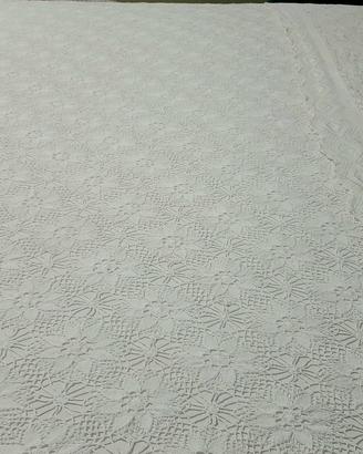 Copriletto in pizzo macramè realizzato a uncinetto