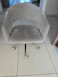 poltrona grigia con rotelle