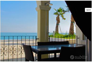 Appartamento fronte mare con posto auto privato
