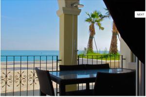 Appartamento fronte mare con posto auto privato