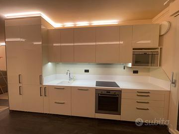 Cucina bianca lineare