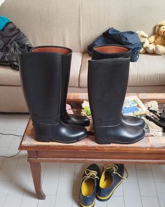 stivali equitazione e caschi cappello