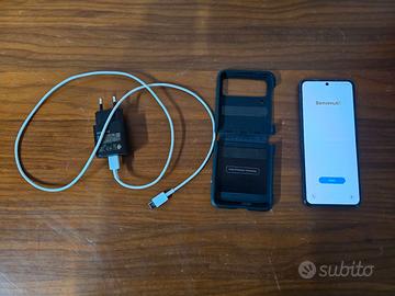 Samsung Z Flip 4 256GB + Spigen Cover e alimentato