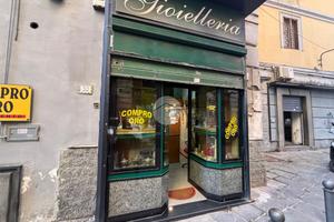 NEGOZIO A NAPOLI