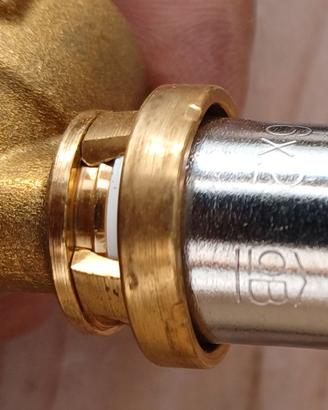 Gomito Femmina 90° Pressare -16 x 12 Giacomini