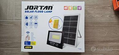 Faro LED 600W pannello solare 5000 lumen portatile