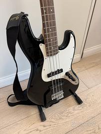 Squier J Bass + amplificatore Fender e accessori