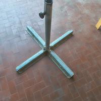 Base per ombrellone in metallo con mattonelle 