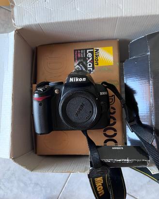 Nikon D3000 + 3 obiettivi + Battery Grip + scatole