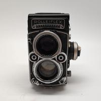 Macchina fotografica Rolleiflex con custodia