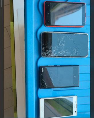 Lotto 4 smartphone per ricambi
