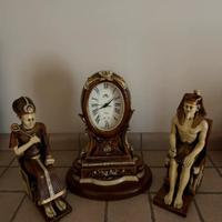 Stature egizie e orologio