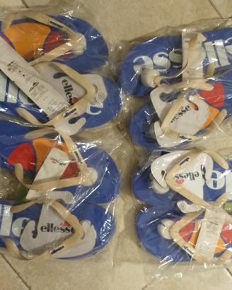 4 paia ciabatte 1 paio scarpe 1 borsa da calcio