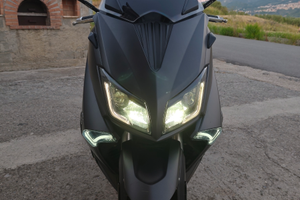 Tmax 530 tenuto sempre in garage,bel mezzo che una