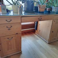  Scrivania in legno con  5 cassetti 