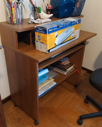 Scrivania Porta PC Compatta con Ruote 