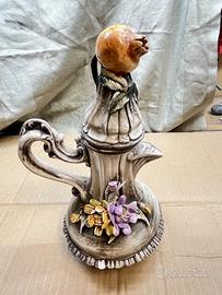 Caraffa decorativa in ceramica con fiori a rilievo