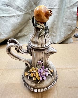 Caraffa decorativa in ceramica con fiori a rilievo