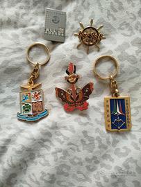 spille e portachiavi da collezione 