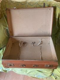 Valigia vintage da viaggio di cartone rigido