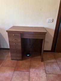 Mobiletto con macchina da cucire Necchi