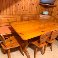Tavolo con cassapanca ad angolo