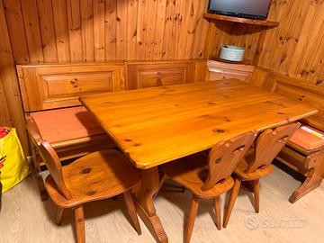 Tavolo con cassapanca ad angolo