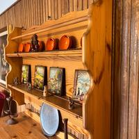 Credenza in legno con piattiera