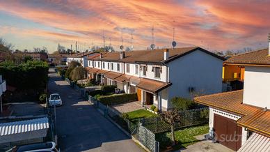 VILLA A SCHIERA CENTRALE A BARICELLA