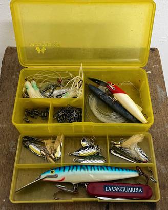 Cassetta pesca mare con attrezzatura varia