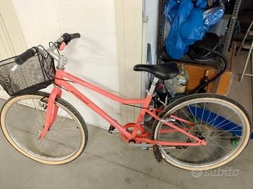 bicicletta riverside ragazzina