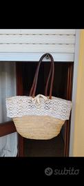 Borsa in paglia con manici in pelle.