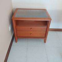 Due comodini in noce colore miele