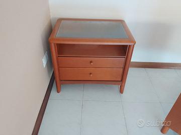 Due comodini in noce colore miele