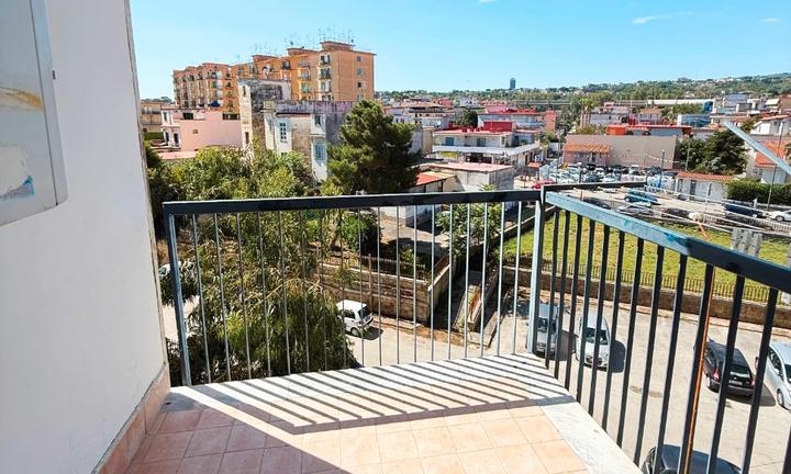 Via E. Scaglione, 4 vani adiacenze Metro Chiaiano