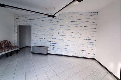 LOCALE COMMERCIALE IN STRADA PRINCIPALE - ALTA VIS